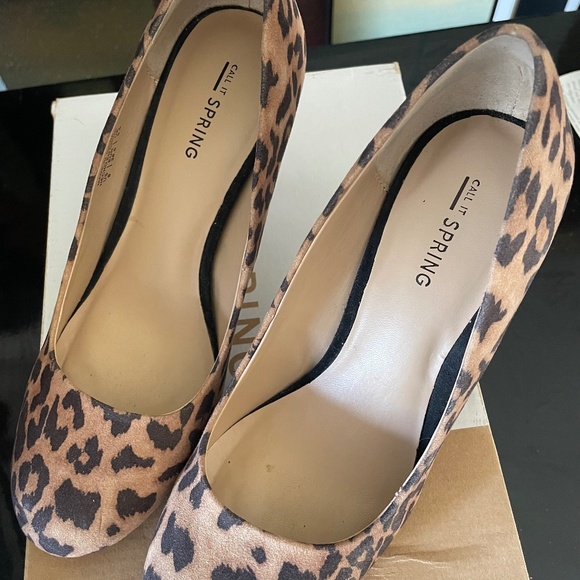 Size 8 Call it Spring heels - Picture 1 of 7